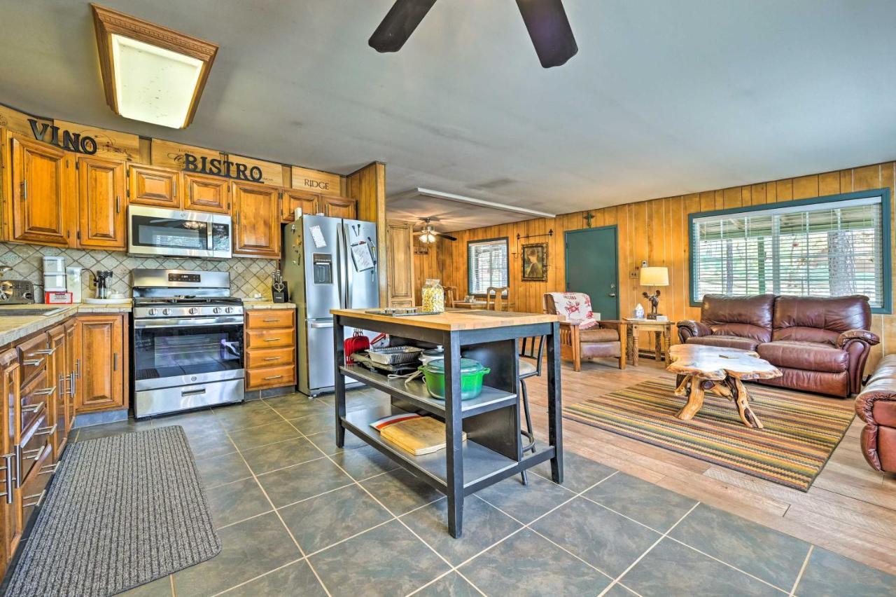 Pine Cabin In The Woods With Yard And Grill! Екстер'єр фото