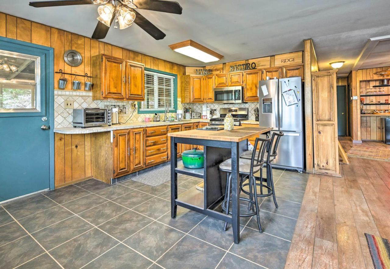 Pine Cabin In The Woods With Yard And Grill! Екстер'єр фото